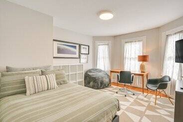 کلبه Bright & Pet Friendly Home: 2 Mi To Harvard Square
