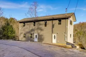 Mökkimajoitus Gatlinburg Cabin W/ Game Room, Hot Tub & Mtn Views