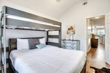 קוטג'' Lakeside Midway Home W/ Fire Pit & Lake Access!