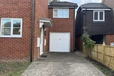 Reşedinta Detached Luxe House In Ashford With Hot Tub