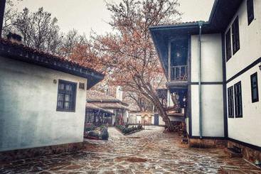 هتل Khan Staria Dobrich Family