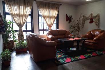 هتل Khan Staria Dobrich Family