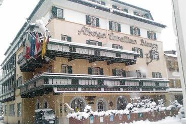 ホテル Cavallino Bianco   Weisses Roessl