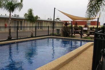 Overlander Hotel Motel