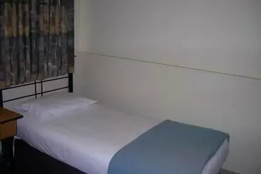 Overlander Hotel Motel