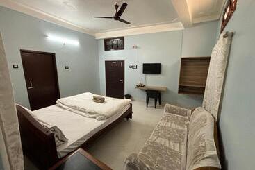 בית מלון כפרי Piccadilly, Gossaigaon