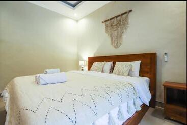 פנסיון Modern Room W/ Desk, Office Chair & Kitchenette /2