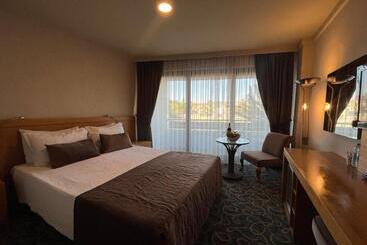 هتل Pi̇etra Volley