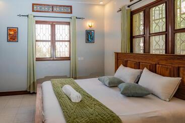 تختخواب و صبحانه Green Square Grove