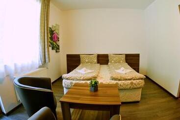 酒店 рибарникъ