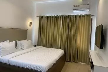 Greywood Hotel And Apartments