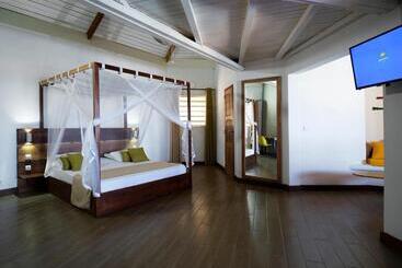 هتل Antsanitia Resort