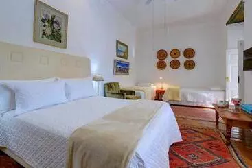 Bed & Breakfast 81 On Church Guest House