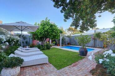 Bed and Breakfast 81 On Church Guest House