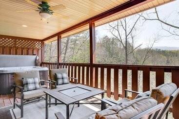 Vakantiehuisje Cozy Sevierville Cabin W/ Hot Tub, Mountain Views!