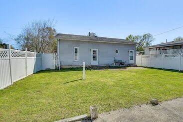 Hus på landet Harrisburg Home W/ Private Yard + Screened Porch!