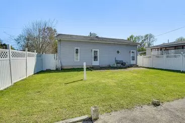 Mökkimajoitus Harrisburg Home W/ Private Yard + Screened Porch!