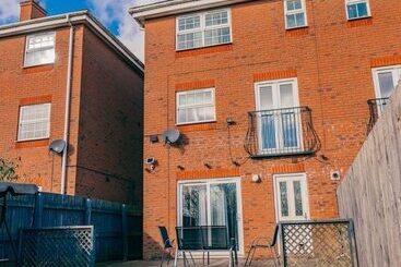 اقامتگاه Remarkable 4 Bed House In Cardiff