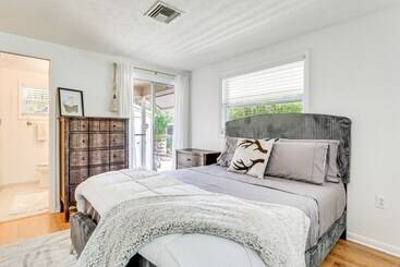 Inviting Sarasota Cottage: 5 Mi To Beach Access!