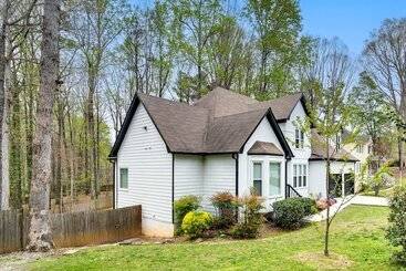 Hus på landet Powder Springs Home W/ Game Room & Community Pool!