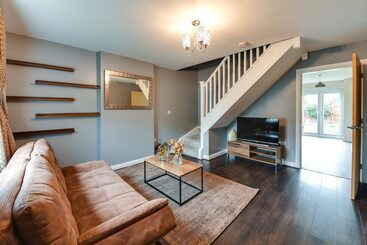 Residenza Charming 2 Bed House In Middleton Manchester