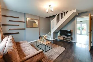 Residenssi Charming 2 Bed House In Middleton Manchester