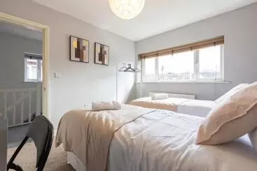 Residenssi Large 5 Bed House In Leeds/ Fits 10/free Parking/