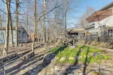 Mökkimajoitus Tobyhanna Home W/ Fire Pit: 1 Mi To Lake Carobeth!