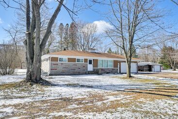 Hus på landet Wausau Home W/ Yard: 1 Mi To Granite Peak Ski Area