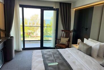 هتل Sera Lake Center