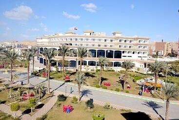 هتل Minya Compound Of The Armed Forces