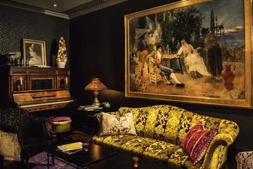 Dorsia Hotel & Restaurant