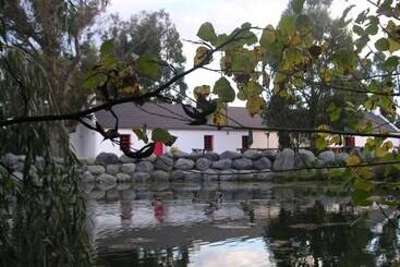 فندق Donegal House