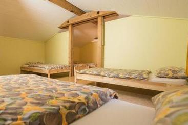 הוסטל Schutzenbach Backpackers For Adults 18 35