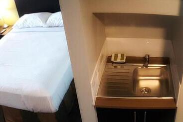 호텔 Home Away Inn