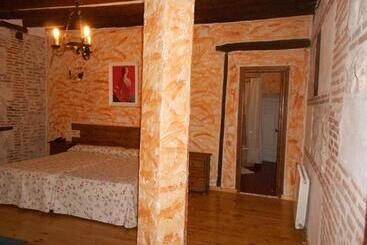 هاستل La Mesnadita