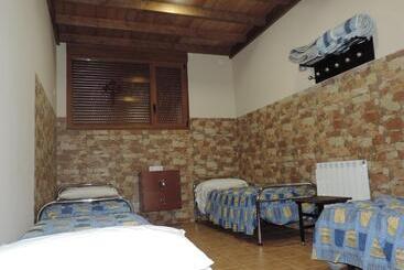 Albergue Santo Tomás De Canterbury   Hostel