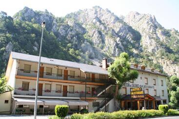 Отель Mesón De Salinas