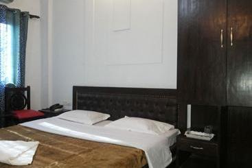 호텔 Shubham Dehradun