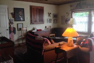 ベッドアンドブレックファースト The White House Inn