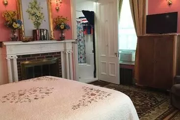Center Harbor Sutton House B & B