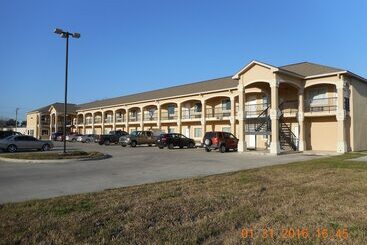 Motell Crossroads Inn & Suites