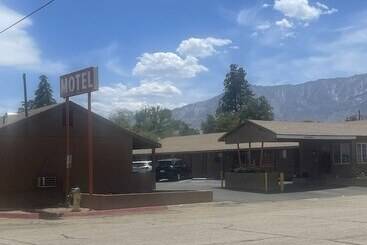 汽车旅馆  Lone Pine Budget Inn