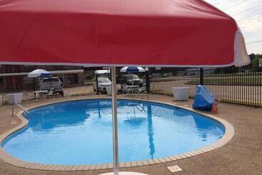 Motell Travel Inn & Suites