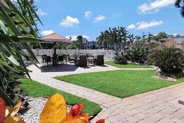 Carlton House Motel And Suites