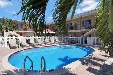 Carlton House Motel And Suites