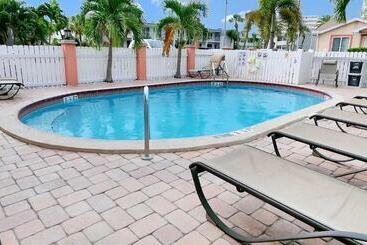 Carlton House Motel And Suites