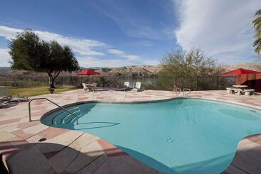 מוטל Lodge On The River