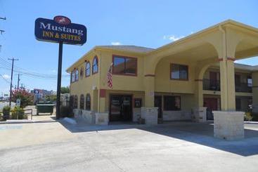 מוטל Mustang Inn And Suites