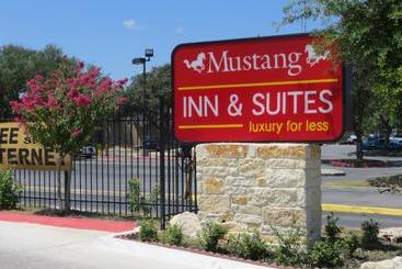 מוטל Mustang Inn And Suites
